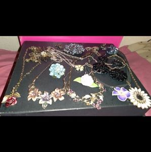 My grandma's MOSTLY FLOWERS bundle. Only $18👀❤